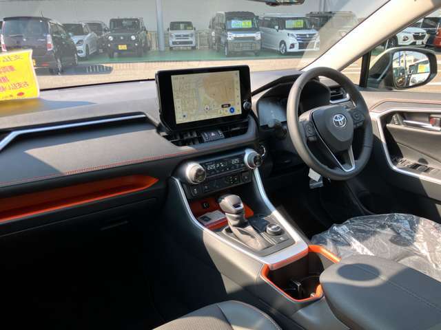 トヨタが打ち出す力強いデザインのSUV「RAV4」★街乗りは勿論、同クラスと比較しても大容量のラゲッジスペースはSUVらしくアウトドアもこなせます！