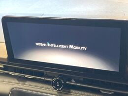 【純正ナビ】人気の純正ナビを装備しております。ナビの使いやすさはもちろん、オーディオ機能も充実！キャンプや旅行はもちろん、通勤や買い物など普段のドライブも楽しくなるはず♪