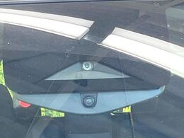 【インテリジェントエマージェンシーブレーキ】フロントカメラで前方の車両や歩行者を検知。衝突しそうな時は衝突被害軽減ブレーキが作動、衝突回避をサポート。より安全にドライブをお楽しみいただけます。