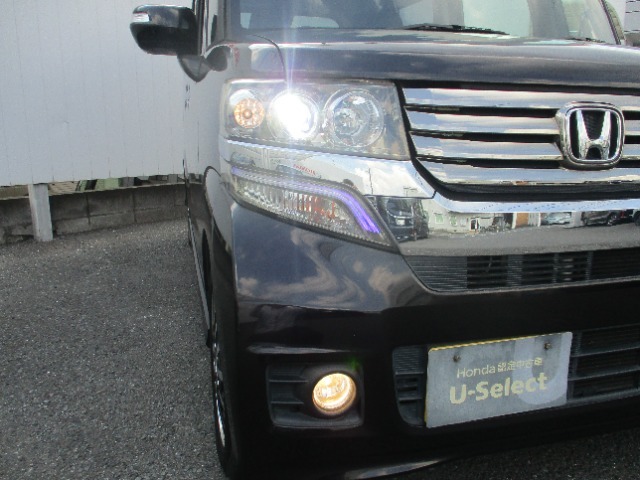 HIDヘッドライトで暗い夜道も明るく照らしてくれます。