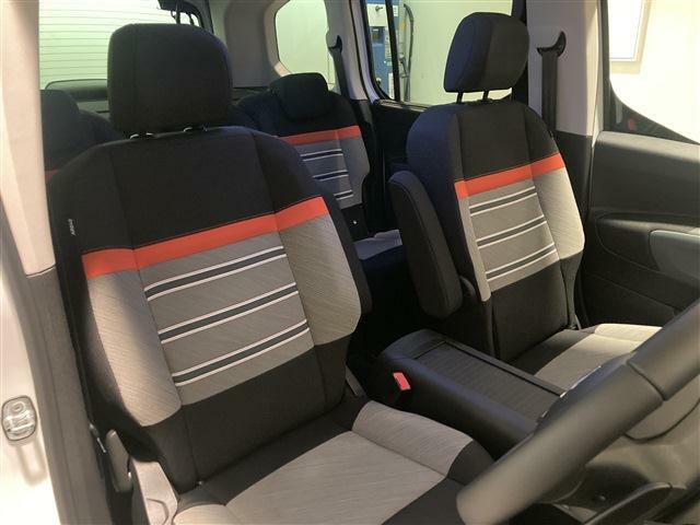 フロントシート左右です。通常のMAXグレードと比較すると柔らかい表皮を使用しておりやさしい座り心地が特徴です。このシートを選択するが故のXTRグレードです。