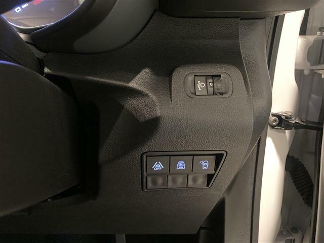 運転席右側のスイッチ群です。右側よりサイドカメラのスイッチ、チャイルドセーフティロック、レーンンデパーチャーウオーニングのOFFスイッチが装備されています。
