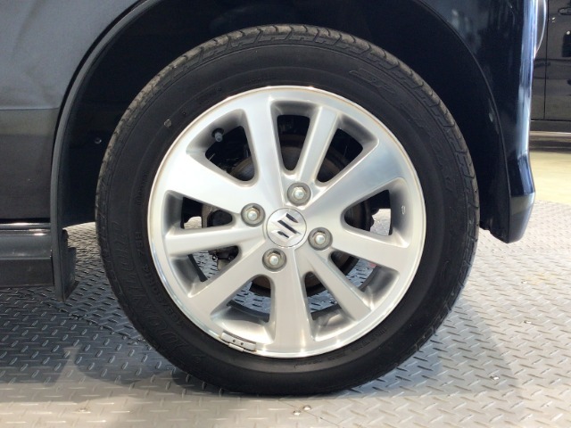 【アルミホイール】純正アルミホイール装備！足元を際立たせ、軽快な走りを演出します！印象もアップし、スタイルも引き締まります！スポーティーさの中にラグジュアリーを感じさせるデザインですね♪