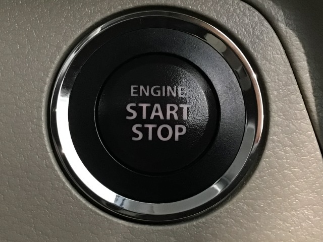 【スマートキー】持っているだけでエンジン始動や、ドアロックの開閉まで出来ちゃう賢く便利なスマートキーを装備！暗くなってもキー穴を捜す必要が無くとっても便利ですから人気の装備です♪