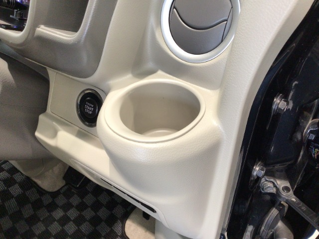 【ドリンクホルダー】ハンドルの右側にはドリンクホルダーが付いています。ちょうど手の届く所にありますので、とっても便利です♪