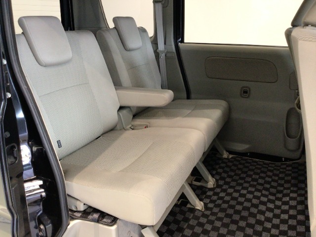 【後席】後席シートももちろん足下広々で快適♪収納式のアームレストも装備しており、後席の方もユッタリおくつろぎいただけます♪是非一度実際にご覧になってください！