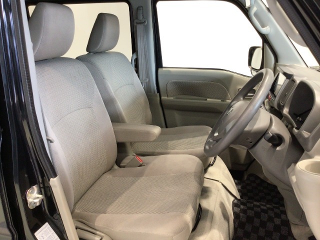 【前席】充分な広さを確保した、快適な前席！インテリアカラーも落ち着いたお色です♪センターアームレストも付いて、リラックスした姿勢で運転していただけます♪