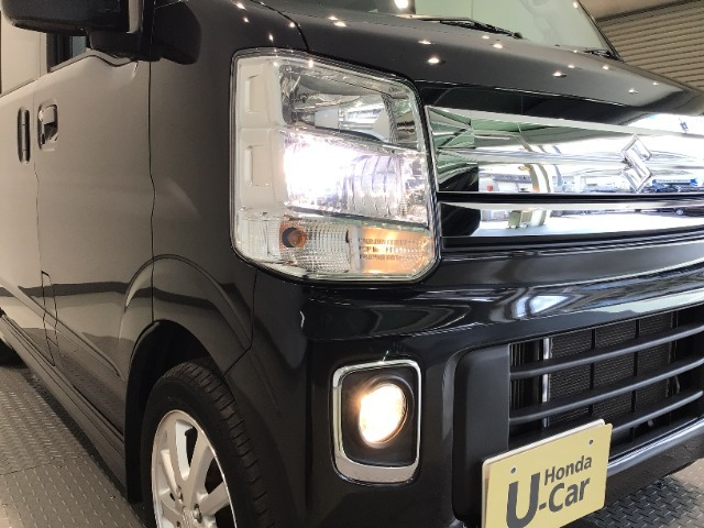 【HIDヘッドライト】夜間や雨天時でも遠くまでしっかりと見渡せ、安全性と安心感を高めるディスチャージヘッドライト装備！フォグライトも装備しておりますので、夜道での安心感が更にUPです！