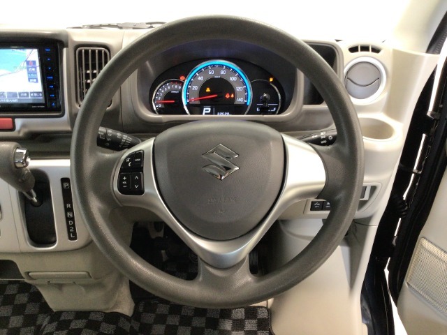 【ハンドル】手元でオーディオの操作ができる便利なステアリングリモコンが装備されてます♪視線を大きく移動させずにすむので、安全にも繋がります♪