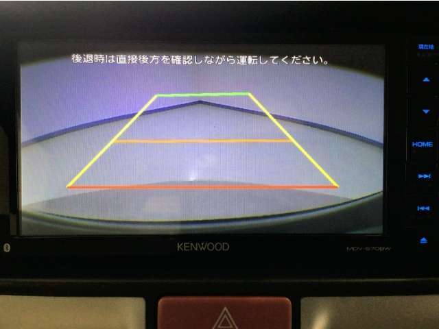 【バックカメラ】運転が苦手な方も車庫入れラクラクです！ギアをリバースに入れれば自動的に切り換わりますので、面倒な操作は不要です♪狭い駐車場もお車を傷つけず安心ですね！