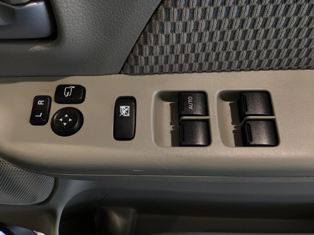 【パワーウィンドウ】指一本で窓の開閉ができるパワーウィンドウを装備しています。