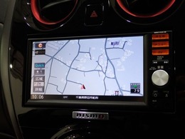 日産純正SDナビが付いてます♪専用設計でスッキリしていますので視界の邪魔にもなりません！