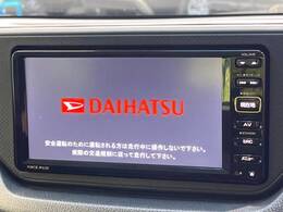 【純正ナビ】人気の純正ナビを装備しております。ナビの使いやすさはもちろん、オーディオ機能も充実！キャンプや旅行はもちろん、通勤や買い物など普段のドライブも楽しくなるはず♪