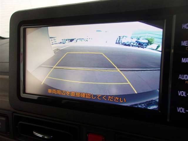 バックモニターで、後方を確認しながら安心して駐車することができます。運転初心者も熟練者も必須の機能です！