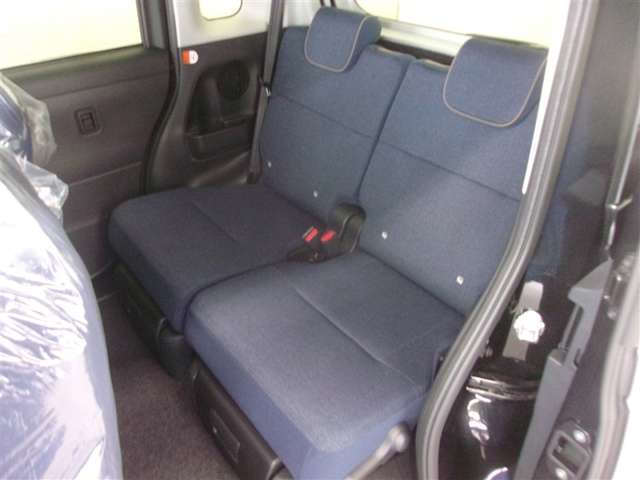 ゆとりある車内空間は、ドライブを始め買い物やレジャーなど、幅広く活躍します。一人でもみんなとでもお出かけを楽しみましょう！