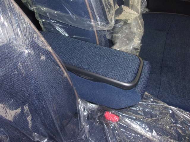 運転席にはアームレストがあります。