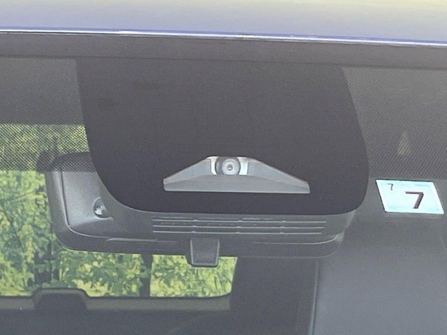 【プリクラッシュセーフティ】前方の車両等を検知し、衝突しそうな時は警報で注意を促し、ブレーキを踏む力をサポート。ブレーキを踏めなかった場合は衝突被害軽減ブレーキが作動、衝突回避をサポートします。