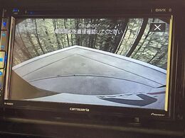 【バックカメラ】駐車時に後方がリアルタイム映像で確認できます。大型商業施設や立体駐車場での駐車時や、夜間のバック時に大活躍！運転スキルに関わらず、今や必須となった装備のひとつです！