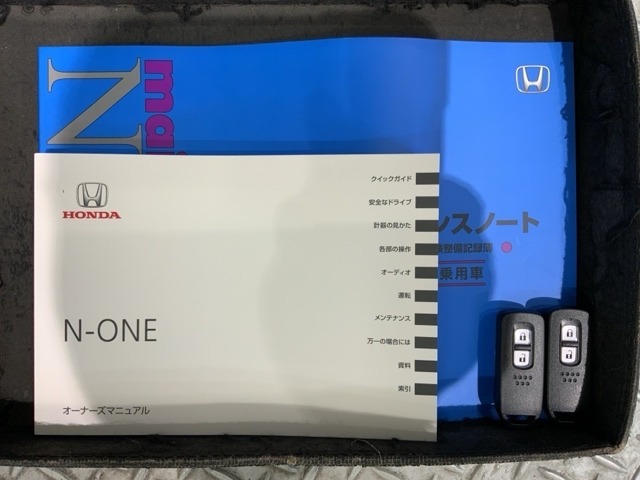 スマートキーは鍵をバッグに入れたままでもドアロックの開閉やエンジンのON・OFFができます。夜間や雨の日も鍵を探さなくて良いので便利です。
