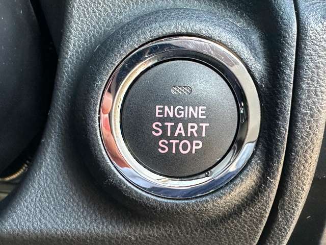 エンジンスタートは鍵を差して回す必要はなし！車内に鍵があれば（ズボンのポケットに入れたままでもOK）ブレーキを踏みながらスタートストップボタンをプッシュ！