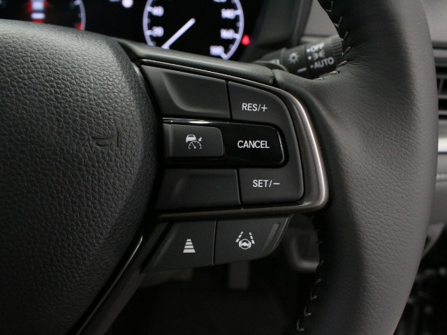【アダプティブクルーズコントロール】予め設定した車速内でクルマが自動的に加減速。前走車との適切な車間距離を維持しながら追従走行し、ドライバーの運転負荷を軽減します。