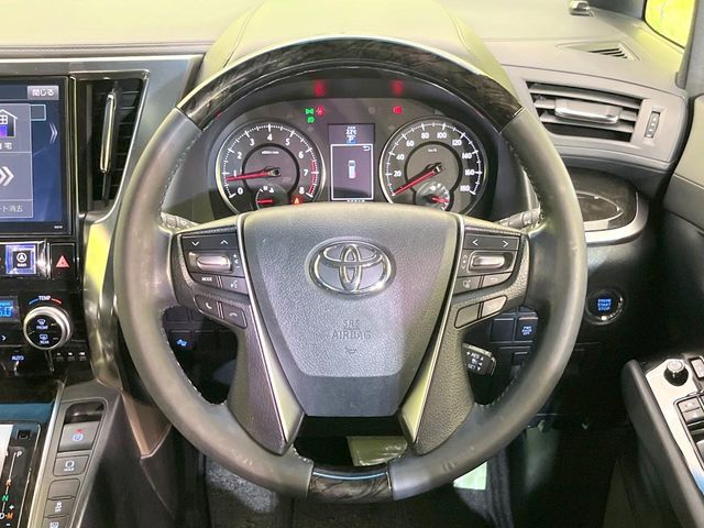 インテリアに合わせたデザインのステアリングは、運転される方のことも考え、運転しやすい形状、大きさです。是非一度、実際に触ってお確かめください。