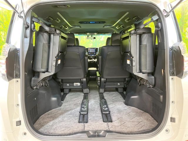 積み下ろしのしやすいデッキにはたっぷりと荷物を積み込んでいただけます。遊びから仕事まで、様々なシーンで頼れます♪