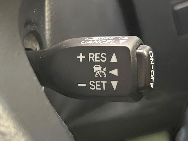 【レーダークルーズコントロール】高速道路での長距離走行が楽に！！自動で速度を保つクルーズコントロールが、衝突軽減システムと連携し、前方の車両を感知して車間を保つように速度調節してくれます！！
