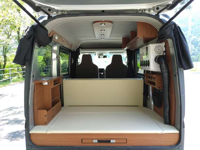 弊社オリジナルの折りたたみベッドで展開収納楽々です！