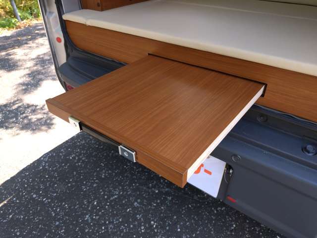 屋外簡易テーブル付きです。