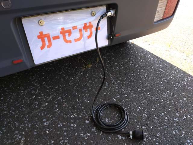 外部電源差込口です。。専用コードも付属しています。