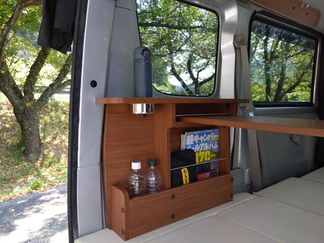 天井LED、フルフラットベッド、室内テーブル、天井棚、床下収納と使いやすい内装です。