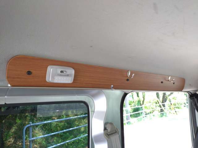 カーテンレールとフック付きです。