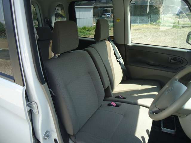 運転席シート、多少のこすれはございますが、アルコール除菌クリーニング済みで清潔きれいです！！
