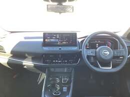 フロントガラスも大きく、とっても視界性がよく、操作もしやすい運転席です