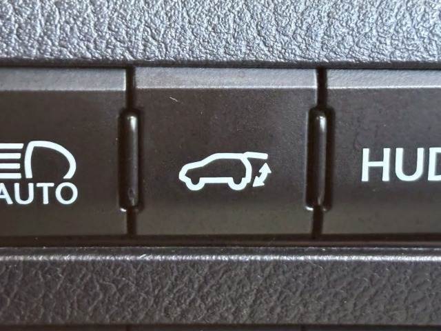 【電動リアゲート】ボタンひとつで大きなゲートも簡単に開閉可能です。背の高いSUV、ミニバンにあると嬉しいですね。