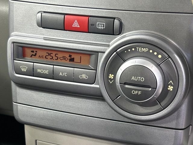 【オートエアコン】一度お好みの温度に設定すれば、車内の温度を検知し風量や温度を自動で調整。暑い…寒い…と何度もスイッチ操作をする必要はありません。快適な車内空間には必須の機能ですね♪