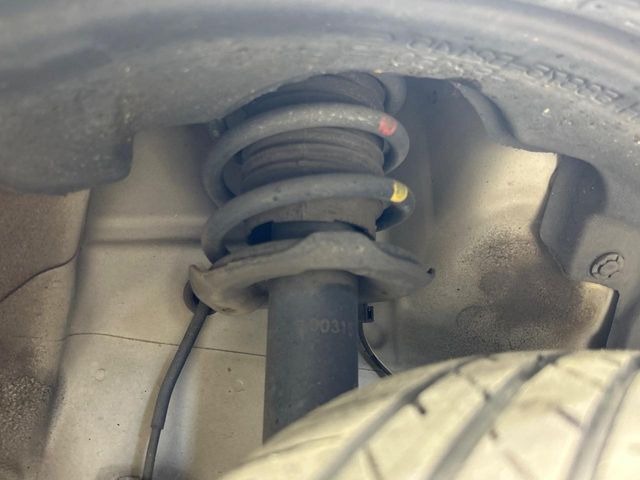 お車を安心してお乗りいただく為には、足回りの定期点検が欠かせません。サービスサポート（有償保証）では無料点検もご提供しており、安心のカーライフをお過ごしいただけるサポート体制が整っています。