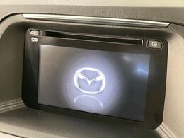 【マツダコネクトナビ】車内の雰囲気にマッチした一体型タイプのナビ。各種車輌設定やBluetooth再生等、様々な機能が楽しめます。直感的なダイヤル操作が可能で、使い勝手も良好です。