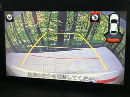 【バックカメラ】駐車時に後方がリアルタイム映像で確認できます。大型商業施設や立体駐車場での駐車時や、夜間のバック時に大活躍！運転スキルに関わらず、今や必須となった装備のひとつです！