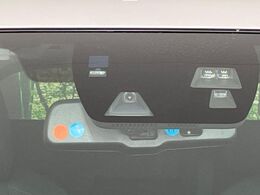 【スマートシティブレーキサポート】低速走行中に前方の車両等を認識し、衝突しそうな時は警報とブレーキで衝突回避と被害軽減をアシスト。より安全にドライブをお楽しみいただけます。