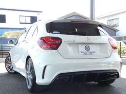 後期型A45　4MATIC　AMGアドバンスド＆レーダーセーフティパッケージが入庫しました！外装色にはスタイリッシュな印象を与えるカルサイトホワイトを配色！迫力のパフォーマンスエグゾーストも魅力です！