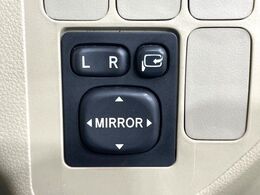 【電動格納ミラー】サイドミラーは電動格納式となっており、狭い駐車場でもキズがつくリスクを抑えられます。