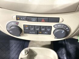 【オートエアコン】一度お好みの温度に設定すれば、車内の温度を検知し風量や温度を自動で調整。暑い…寒い…と何度もスイッチ操作をする必要はありません。快適な車内空間には必須の機能ですね♪