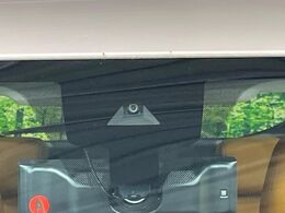 【インテリジェントエマージェンシーブレーキ】フロントカメラで前方の車両や歩行者を検知。衝突しそうな時は衝突被害軽減ブレーキが作動、衝突回避をサポート。より安全にドライブをお楽しみいただけます。
