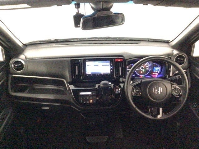 【前方視界】開放的な前方視界！運転がしやすく疲れにくいです♪窓が大きく、見通しがとっても良いおクルマですよ♪