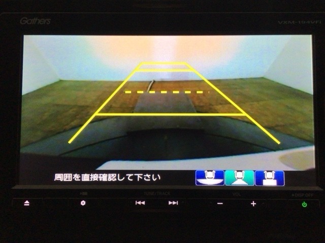 【バックカメラ】運転が苦手な方も車庫入れラクラクです！ギアをリバースに入れれば自動的に切り換わりますので、面倒な操作は不要です♪狭い駐車場もお車を傷つけず安心ですね！