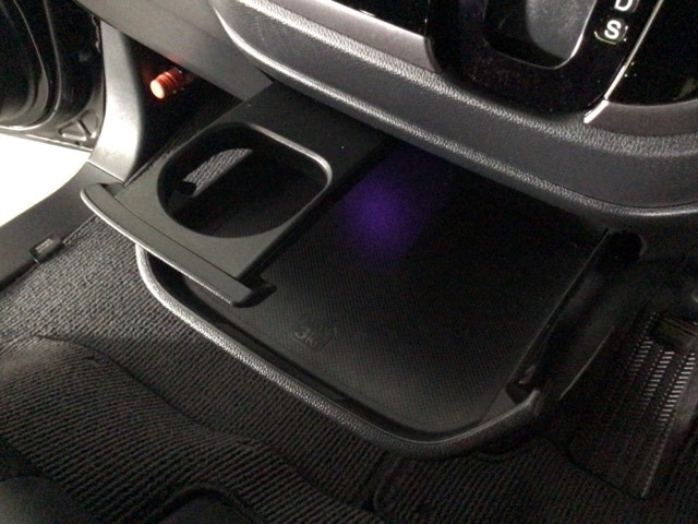 引き出して大きめトレイとして使用できる、運転席からも助手席からも自在に使えるドリンクホルダー付のトレイ。お菓子を置いたり、化粧ポーチを置いたり。ちょっとしたテーブル代わりに使えるトレイです♪