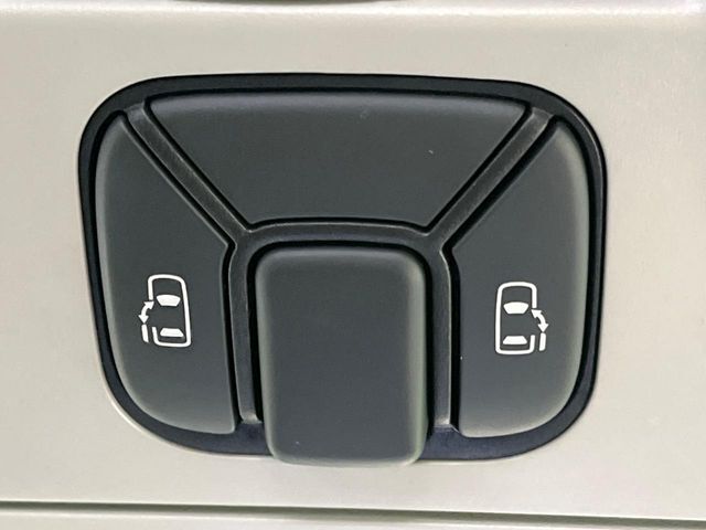 【両側パワースライドドア】スマートキーや運転席のスイッチで後席両側スライドドアの開閉が可能♪電動だから力を入れてドアを開ける必要が無く、小さなお子様でも簡単に開け閉めでき快適です♪
