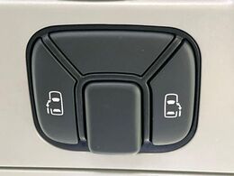 【両側パワースライドドア】スマートキーや運転席のスイッチで後席両側スライドドアの開閉が可能♪電動だから力を入れてドアを開ける必要が無く、小さなお子様でも簡単に開け閉めでき快適です♪